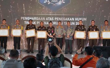Puncak Peringatan Hakordia Tahun 2024 Di Gedung KPK, Kapolda Kalbar dan Kapolres Ketapang Raih Penghargaan Terbaik Pertama Atas Penegakan Hukum Tindak Pidana Korupsi