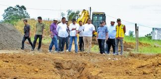Bupati Simalungun Didampingi Kadis PUTR Meninjau Progres Pembangunan Stadion Mini Pematang Raya