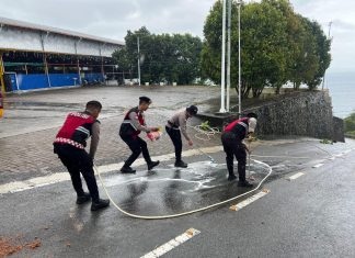 Polres Anambas Respon Cepat Tangani Tumpahan Solar di Jalan Tarempa