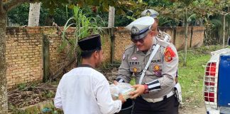 Jumat Berkah, Satlantas Polres Aceh Timur Membagikan Nasi Kotak Kepada Pengguna Jalan