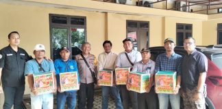 Berbagi Kasih Menyambut Natal, Kapolres Serahkan Paket Natal Kepada Mitra Kerja