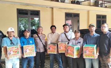Berbagi Kasih Menyambut Natal, Kapolres Serahkan Paket Natal Kepada Mitra Kerja
