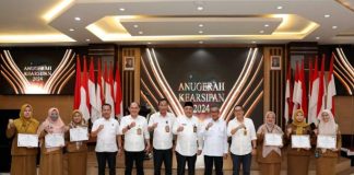 Apresiasi Tata Kelola Kearsipan, Sekda Jefridin Berikan Penghargaan Anugerah Kearsipan 2024