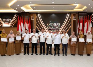 Apresiasi Tata Kelola Kearsipan, Sekda Jefridin Berikan Penghargaan Anugerah Kearsipan 2024