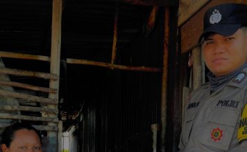 Brigadir Irwansyah Serahkan Bantuan Paket Sembako dari Kapolres Lingga Untuk Korban Bencana Rumah Roboh di Desa Laboh
