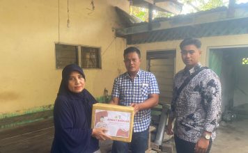 IPTU Maidir Riwanto, S.H., Serahkan Paket Sembako dari Kapolres Lingga kepada Lansia
