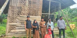 PLT Kadinsos Pemkab Aceh Timur Bersama Satgasus BAI, dan Rekan Pers, Kunjungi Rumah Warga Fakir Miskin