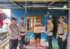 Polsek Palmatak Berikan Paket Sembako dari Kapolres Anambas Untuk Warga Terkena Musibah Rumah Roboh Akibat Cuaca Buruk
