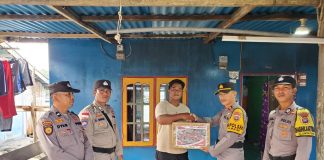 Polsek Palmatak Berikan Paket Sembako dari Kapolres Anambas Untuk Warga Terkena Musibah Rumah Roboh Akibat Cuaca Buruk