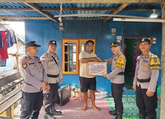 Polsek Palmatak Berikan Paket Sembako dari Kapolres Anambas Untuk Warga Terkena Musibah Rumah Roboh Akibat Cuaca Buruk