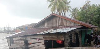 Breaking News : Rumah Warga di Desa Laboh Ambruk Diterjang Angin Kencang