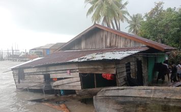 Breaking News : Rumah Warga di Desa Laboh Ambruk Diterjang Angin Kencang