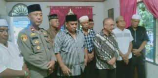 Kapolsek Tanah Jawa Bersama Personel Melayat ke Rumah Duka IPDA Purn ARDAN