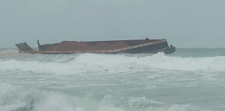 Tongkang Muatan Bauksit Hanyut di Perairan Senayang, Ditemukan Warga Desa Laboh