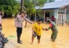 Kapolsek Indra Makmu Monitor Banjir Yang Terjadi di Wilayahnya