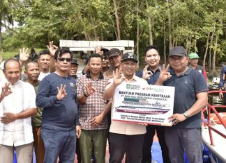 Wabup Bagus Santoso Serahkan Speedboat Ambulance Dusun Terisolir Bagan Benio
