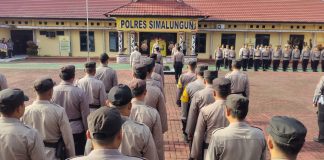 Kapolres Simalungun Pimpin Upacara Bulanan dan Lepas Personel Purna Bakti