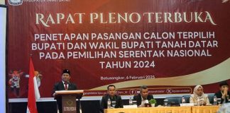 KPU Gelar Rapat Pleno Terbuka Penetapan Bupati dan Wakil Bupati Tanah Datar Terpilih