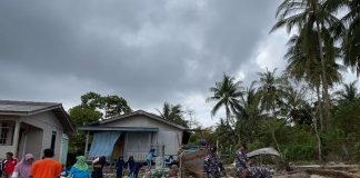 AKSI GOTONG ROYONG BERSIH PANTAI PRAJURIT POSAL JEMAJA