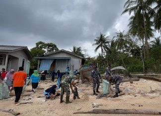 AKSI GOTONG ROYONG BERSIH PANTAI PRAJURIT POSAL JEMAJA