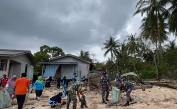 AKSI GOTONG ROYONG BERSIH PANTAI PRAJURIT POSAL JEMAJA