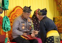 IRJEN POL. ASEP SAFRUDIN KAPOLDA KEPRI TERIMA PROSESI TEPUK TEPUNG TAWAR ADAT MELAYU DI GEDUNG LAM KEPRI