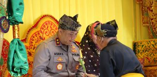 IRJEN POL. ASEP SAFRUDIN KAPOLDA KEPRI TERIMA PROSESI TEPUK TEPUNG TAWAR ADAT MELAYU DI GEDUNG LAM KEPRI