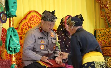 IRJEN POL. ASEP SAFRUDIN KAPOLDA KEPRI TERIMA PROSESI TEPUK TEPUNG TAWAR ADAT MELAYU DI GEDUNG LAM KEPRI