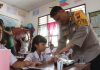 Kapolres Simalungun Pimpin Pembagian Makan Gizi Gratis untuk 150 Siswa SD Negeri 091499