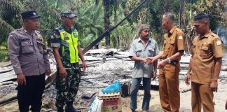 Polsek Peureulak Timur Bersama Muspika Serahkan Bantuan Tanggap Darurat Kepada Warga Korban Kebakaran