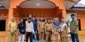 Wartawan Anambas Serahkan Bantuan Starlink untuk Desa Rewak dalam Rangka HPN 2025