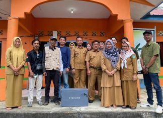 Wartawan Anambas Serahkan Bantuan Starlink untuk Desa Rewak dalam Rangka HPN 2025