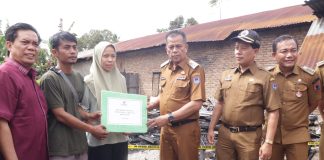 Wawako Elzadaswarman Serahkan Bantuan bagi Korban Kebakaran di Jalan Pacuan K3TR