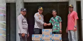 Sederhana Namun Bermakna, Kapolsek Pantee Bidari Serahkan Air Mineral ke Sejumlah Mesjid