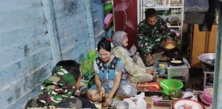 Satgas TMMD ke-123 Natuna Perkuat Kebersamaan dengan Warga dalam Pembangunan Rumah Layak Huni