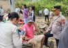 Tim Dokkes Polres Simalungun Berikan Pelayanan Kesehatan kepada Korban Banjir di Parapat