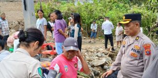 Tim Dokkes Polres Simalungun Berikan Pelayanan Kesehatan kepada Korban Banjir di Parapat