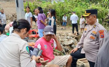 Tim Dokkes Polres Simalungun Berikan Pelayanan Kesehatan kepada Korban Banjir di Parapat