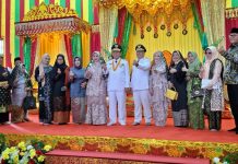 Gubernur dan Wakil Gubernur Kepri Terima Tepuk Tepung Tawar