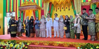 Gubernur dan Wakil Gubernur Kepri Terima Tepuk Tepung Tawar