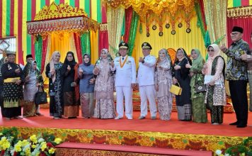 Gubernur dan Wakil Gubernur Kepri Terima Tepuk Tepung Tawar