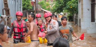 Terendam Banjir, Polres Jakarta Timur Dan Relawan Bantu Evakuasi Warga Cawang