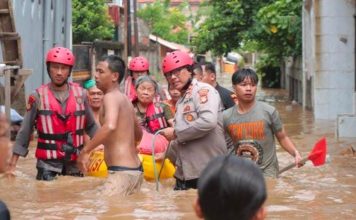 Terendam Banjir, Polres Jakarta Timur Dan Relawan Bantu Evakuasi Warga Cawang