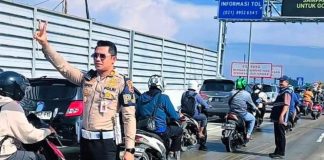 Diskresi Kemanusiaan, Polantas Kawal Ratusan Pemotor Masuk Tol karena Banjir Bekasi