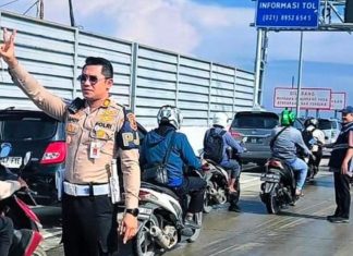 Diskresi Kemanusiaan, Polantas Kawal Ratusan Pemotor Masuk Tol karena Banjir Bekasi
