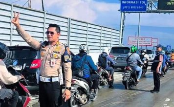 Diskresi Kemanusiaan, Polantas Kawal Ratusan Pemotor Masuk Tol karena Banjir Bekasi