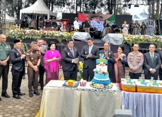 Wakil Bupati Simalungun Hadiri Perayaan Hari Jadi Ke-21 Kabupaten Samosir