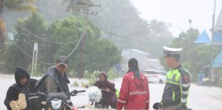 Banjir di Nias Selatan, Polres Nias Selatan Turunkan Personil Bantu dan Evakuasi Warga