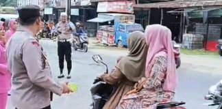Polsek Idi Rayeuk Tebar Berkah Ramadhan, Ratusan Takjil Dibagikan Ke Pengguna Jalan