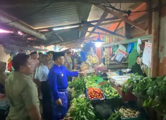 Pantau Stok Bahan Pokok, Bupati dan Wabup Anambas Sidak Pasar Infpres Tarempa